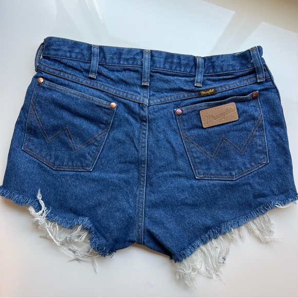 Wrangler High Waisted Raw Hem Distressed
Denim Jean Shorts- Size 10 - Picture 2 of 11